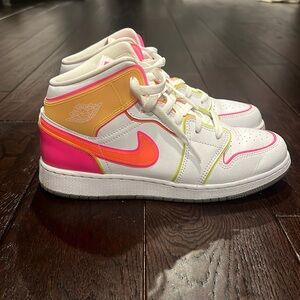 Wmns Air Jordan 1 Mid SE Edge Glow